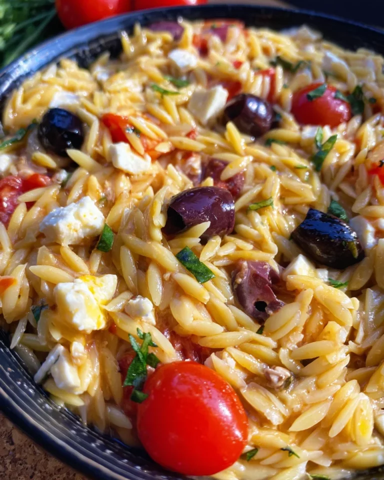 Griechische Reisnudeln mit Tomaten, Feta und Oliven